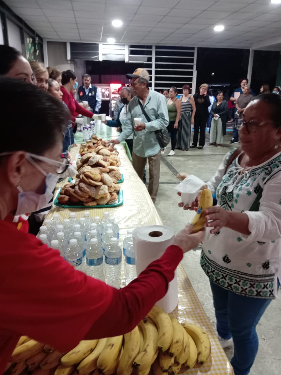 Entrega de alimentos en servicio comunitario